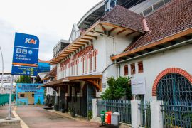 KAI Daop 1 Jakarta berhentikan kereta di Jatinegara karena ada aksi demo di Jakarta