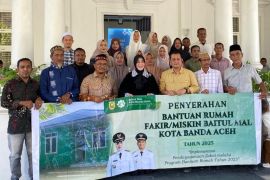 Illiza serahkan bantuan 30 rumah layak huni untuk warga kurang mampu