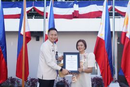 Kepala Kanwil Imigrasi Sulut dapat penghargaan dari Konjen Filipina