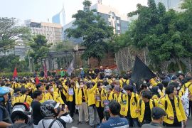 Massa dari berbagai kampus padati Jalan MH Thamrin menuju Bundaran HI
