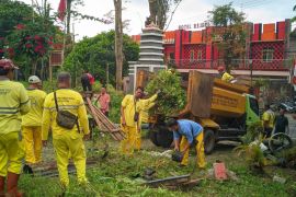 Bupati Magetan pimpin korve bersihkan sampah di Ngerong Plaosan