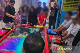 Polda Metro Jaya gerebek tempat judi berkedok gim anak di Jakbar-Jakut