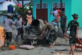 Yonif TP 815/WGT bangun lapangan olahraga untuk SD Inpres Arso