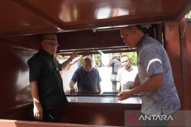 Pemkab Gorontalo salurkan 66 gerobak UMKM kawasan kuliner Limboto