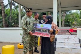 TNI bangun kembali balai pengajian anak yatim ambruk diterjang banjir Aceh
