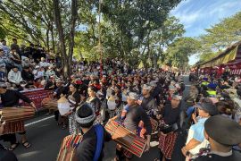Ribuan wisatawan domestik dan macanegara padati pawai pembukaan Pesta Kesenian Bali