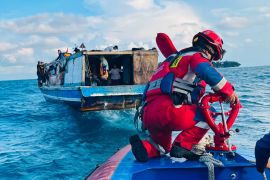 Kelebihan muatan, 26 penumpang kapal dievakuasi ke Pulau Panggang