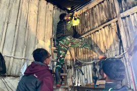 Satgas Yonif 511/DY perbaiki instalasi listrik warga Tiom Lanny Jaya