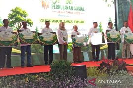 Di Madiun, Kemenhut salurkan bantuan alat ekonomi produktif kepada KUPS Jatim