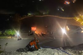 SAR evakuasi pecinta binatang yang terjebak di tebing Pandawa