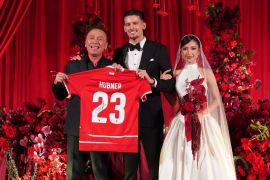 Hadiri pernikahan Justin Hubner, Iwan Bule dapat jersey dari pengantin