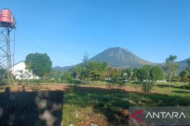 Gempa vulkanik dangkal-tektonik jauh Gunung Lokon