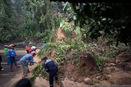 Jalan Padang-Painan Sumbar sempat ditutup akibat tertimbun longsor