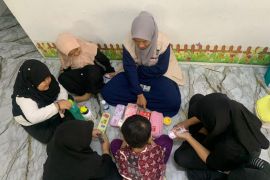 Senyum anak pekerja migran di Malaysia bersama mahasiswa UMS saat mengenali mata uang rupiah