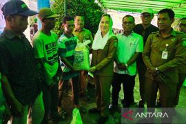 Pemkab Natuna salurkan 1,1 ton beras untuk masyarakat miskin
