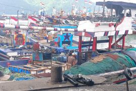Nelayan Teluk Prigi tak melaut, gelombang tinggi 2,5 meter