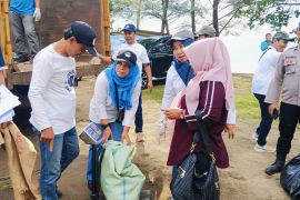 Pemkab Trenggalek gelar aksi bersih pantai peringati Hari Lingkungan Hidup