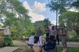 Petugas gabungan bina 47 siswa dalam razia jam sekolah di Tulungagung