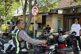 Petugas gabungan Dishub tingkatkan ketertiban parkir di kawasan perkotaan Tulungagung