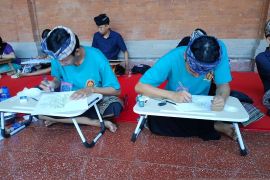 Anak muda berkompetisi lukis wayang klasik di Pesta Kesenian Bali