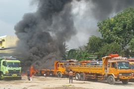 Gulkarmat Jakbar padamkan kebakaran truk di Kalideres