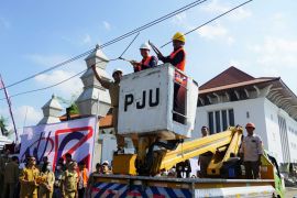 Pemkot Yogyakarta melakukan penataan jaringan kabel fiber optik