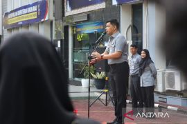 Pimpin apel Kakanwil Kemenkum Riau serahkan penghargaan Pegawai Teladan dan evaluasi Triwulan II