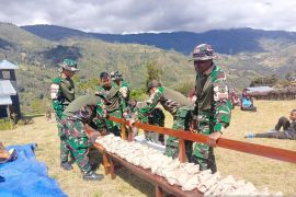 Satgas Yonif 511 berbagi kasih dengan program makan bersama warga Mowi