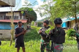 Satgas Yonif 511 anjangsana ke rumah warga Dabra beli hasil bumi