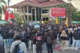 Ratusan personel gabungan amankan demo mahasiswa di Jember