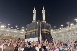 Syahdunya pergantian kiswah sambut tahun baru di Tanah Suci