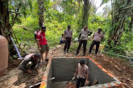 Brimob bangun sanitasi SDN Tapanuli Selatan ciptakan lingkungan bersih