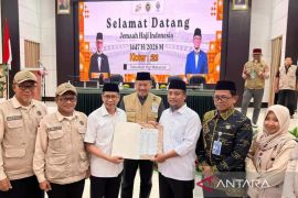Gubernur Sulsel bagi-bagi uang ke sejumlah haji Kloter 21
