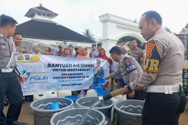 Ditlantas Polda Lampung salurkan bantuan 16.000 liter air bersih untuk warga Pesawaran