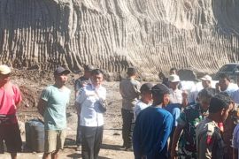 Warga Suryawangi Lombok Timur demo tambang galian C tak berizin