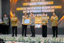 Penggerak Posbankum, Koramil 152 Baabullah dan Polda Malut terima penghargaan dari Menkum