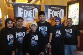 Komedian Tretan Muslim menangis
