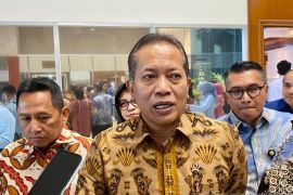 Minister urges students be optimistic about Red-White Village Coops