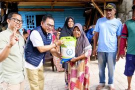Anggota DPR salurkan 1.000 paket beras bagi warga miskin di Kendari