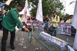 Aksi unjuk rasa di Padang
