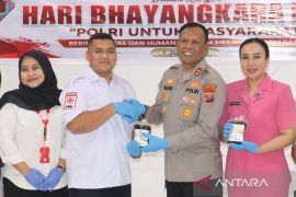 Sambut Hari Bhayangkara, Kapolres dan Ketua Bhayangkari Tanjungbalai donor darah