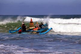 Tradisi larung sesaji Pantai Serang
