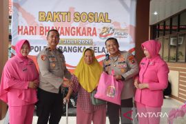 HUT Bhayangkara Ke-80, Polres Bangka Selatan bagikan paket sembako ke masyarakat kurang mampu
