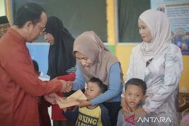 Bangka Tengah salurkan bantuan seragam sekolah bagi calon murid TK