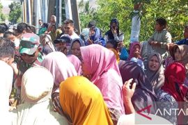 Puluhan ibu rumah tangga di Dompu hadang truk LPG subsidi