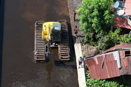 Pemkot Pontianak terjunkan eskavator amfibi keruk parit upaya atasi banjir