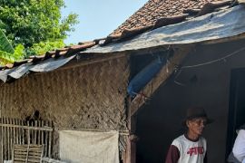 Bupati Karawang bantu wujudkan impian lansia miliki rumah layak huni