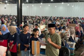 Tangis haru warnai pengumuman 150 karyawan HS berangkat umrah oleh pengusaha HS Muhammad Suryo
