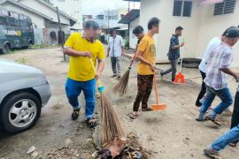 Klien Pemasyarakatan Bapas Padang lakukan bakti sosial bersihkan Mushalla