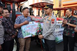 Polisi dukung ketahanan pangan dengan beri bantuan traktor